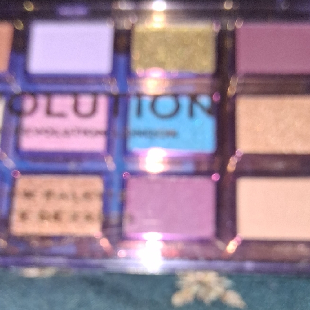 Revolution Reflective Eyeshadow Palette - Ultra Violet - Picture 5 of 6